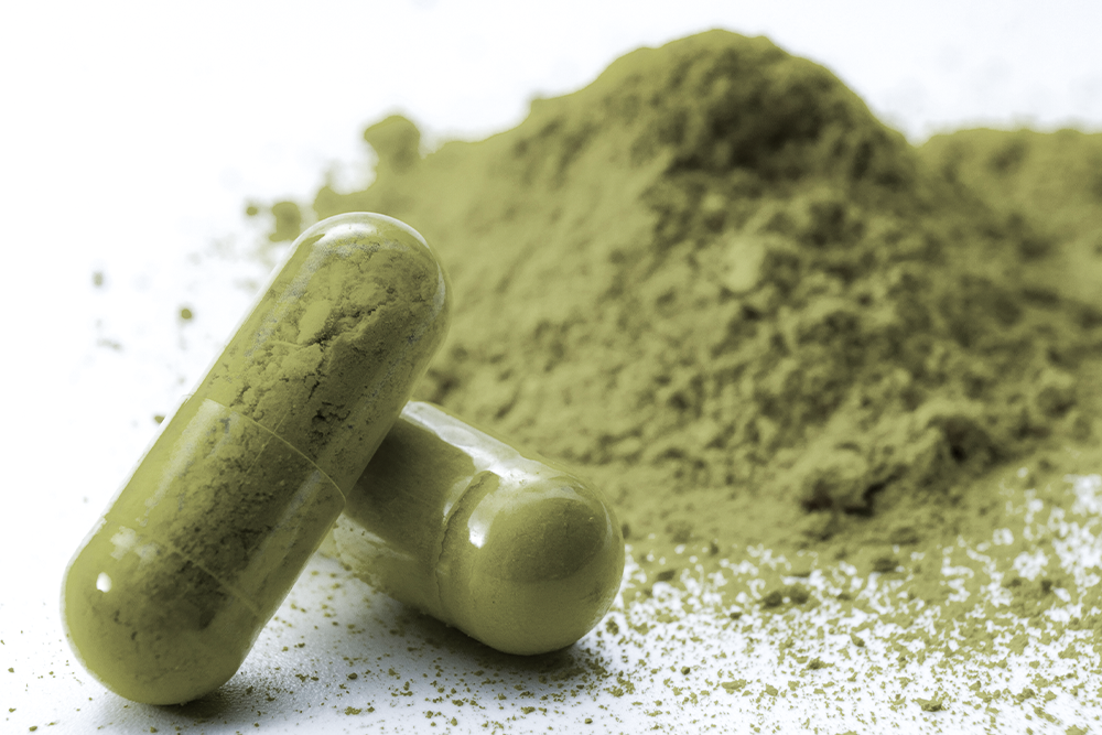 How does the harvesting and drying process affect the quality of kratom in capsules?
